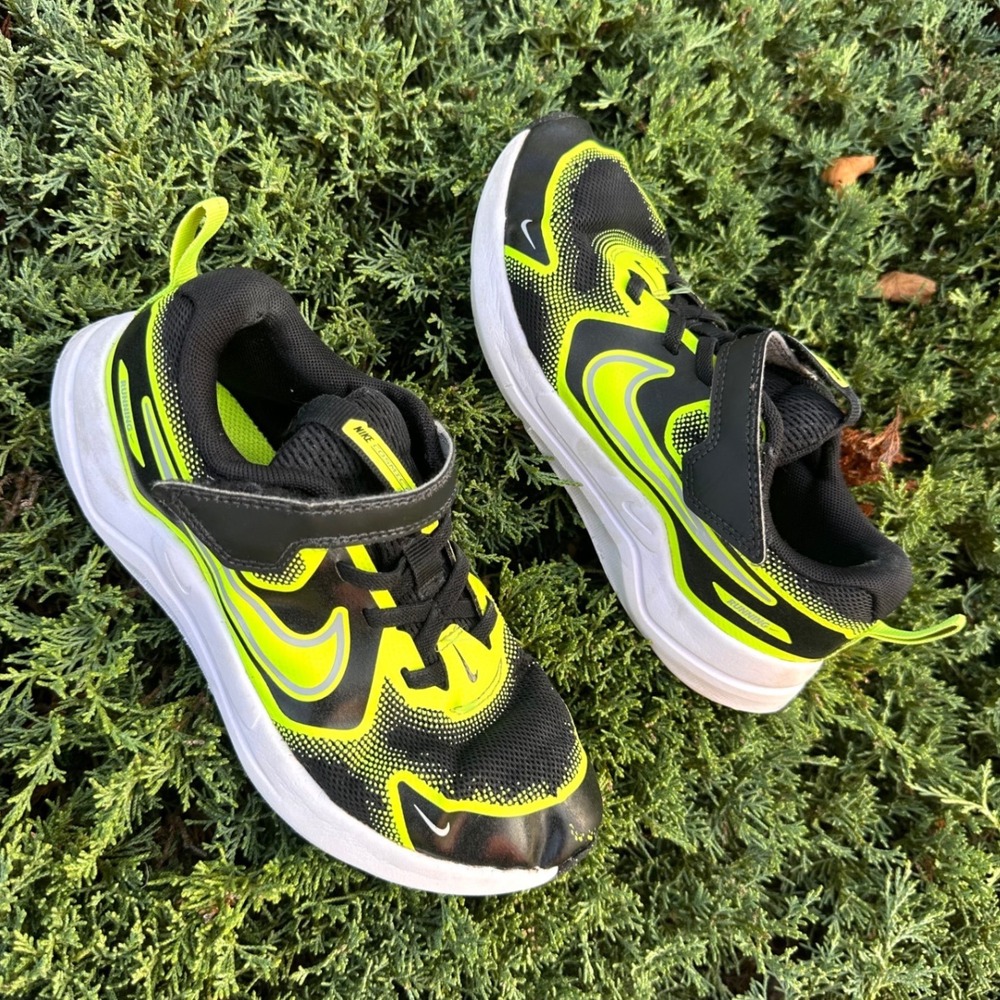 Nike Cosmic Runner Little Kids Sneakers Size 2.5Y Black Green Volt
